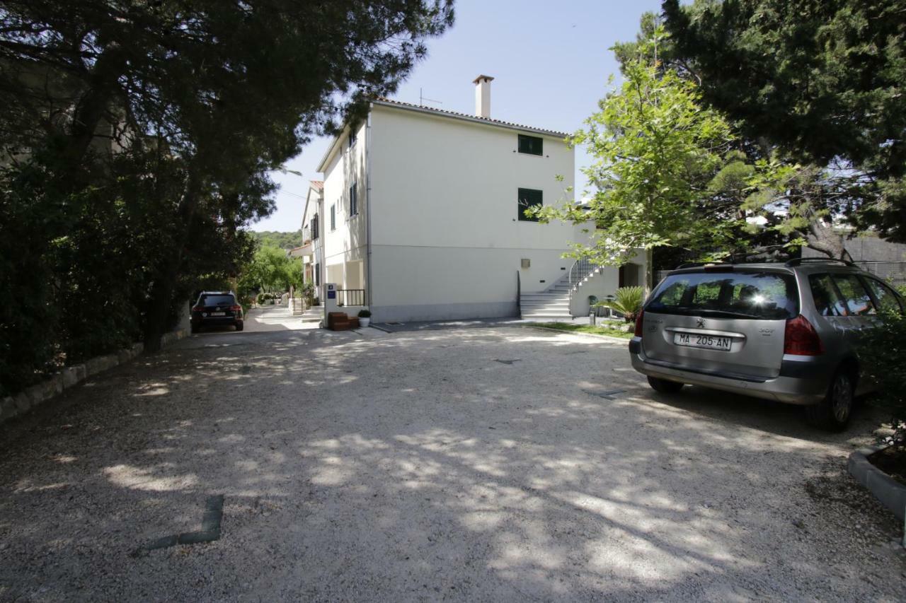Apartments Besker Makarska Bagian luar foto